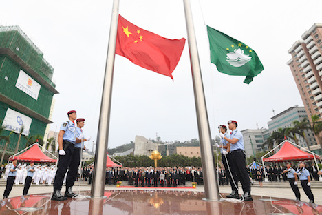 国慶節の午前に開催された国旗・区旗掲揚式＝2018年10月1日、金蓮花広場（写真：GCS）