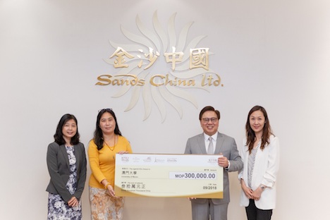 今年（2018年）9月に開催されたサンズチャイナから地元高等教育機関への小切手授与セレモニーの様子（写真：Sands China Limited）