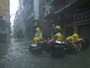 台風22号の影響で浸水被害の出たマカオ半島内港エリアで救援活動を行うマカオ保安部隊ら=2018年9月16日(写真:GCS)