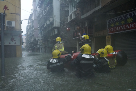 台風22号の影響で浸水被害の出たマカオ半島内港エリアで救援活動を行うマカオ保安部隊ら＝2018年9月16日（写真：GCS）