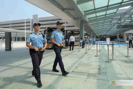 港珠澳大橋マカオ側イミグレーションビル周辺を巡回する警察官（写真：マカオ治安警察局）