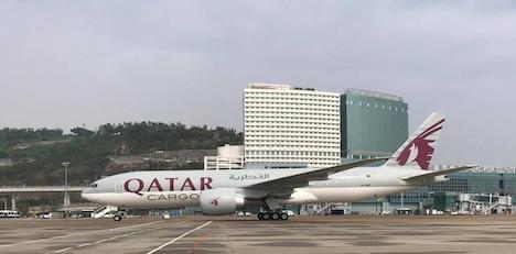 マカオ国際空港に駐機中のカタール航空の貨物専用機（写真：CAM）