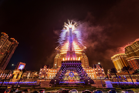 パリジャンマカオのエッフェル塔を使った花火演出のイメージ（写真：Sands Resorts Macao）