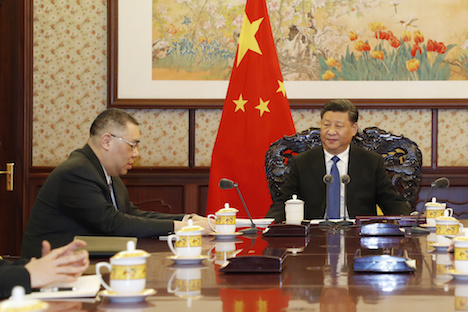 習近平国家主席（右）への述職に臨むマカオ特別行政区の崔世安行政長官（左）＝2018年12月17日、北京（写真：GCS）