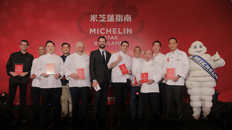 「ミシュランガイド香港マカオ2019」で三つ星を獲得したレストランのシェフら＝2018年12月11日（写真：Michelin）