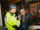 飲酒運転防止キャンペーンの一環でアルコール検知器を体験するレストラン客(写真:マカオ治安警察局)