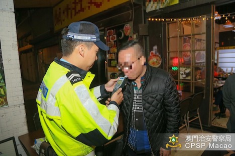 飲酒運転防止キャンペーンの一環でアルコール検知器を体験するレストラン客（写真：マカオ治安警察局）
