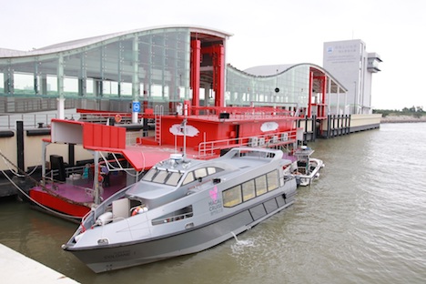 タイパフェリーターミナルに停泊中の「マカオクルーズ」の船舶（写真：Shun Tak-China Travel Ship Management Limited）