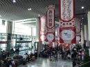 春節ムード漂うマカオ国際空港の出発ホール(写真:CAM)