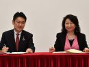 協力覚書署名式に臨む日本国の山下貴司法務大臣(左)と香港特別行政区のテレサ・チェン法務長官(右)=2019年1月9日(写真:news.gov.hk)