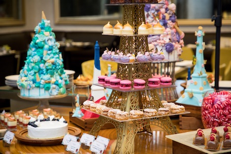 PAPINEEサンデーブランチのパリをイメージしたスイーツコーナー（写真：The St. Regis Macao, Cotai Central）