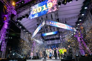マカオタワー前の西灣湖廣場で開催されたマカオ政府主催のカウントダウンイベントの様子(写真:GCS)