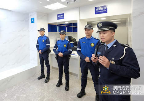 観光警察サービスセンター内のカウンター。観光警察は青と黒のツートンカラーの制服を着用する（写真：マカオ治安警察局）