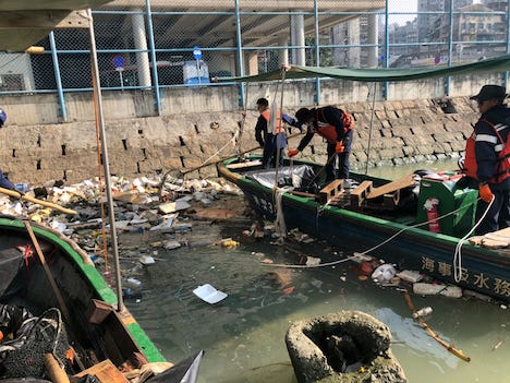 マカオ政府海事・水務局による海上ゴミの清掃作業の様子（写真：DSAMA）