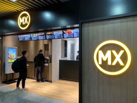 マカオ国際空港旅客ターミナルビルの非制限エリアにオープンした「MX」の店舗（写真：CAM）