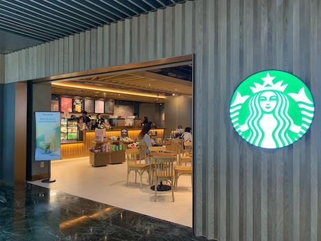 マカオ国際空港旅客ターミナルビルの制限エリアにオープンした「スターバックスコーヒー」の店舗（写真：CAM）