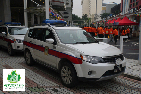 マカオ司法警察局の既存のパトカー（資料）＝司法警察局本部ビル前にて本紙撮影