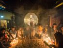 旧暦大晦日の夜にマカオ・媽閣廟を参拝する人たち(写真:GCS)