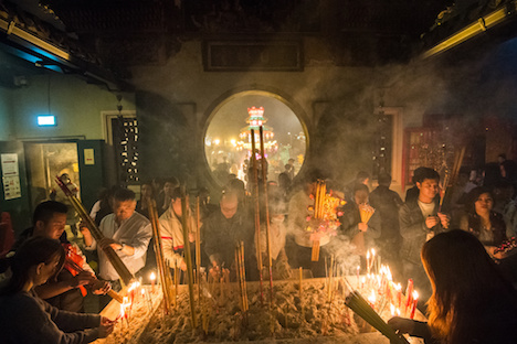 旧暦大晦日の夜にマカオ・媽閣廟を参拝する人たち（写真：GCS）