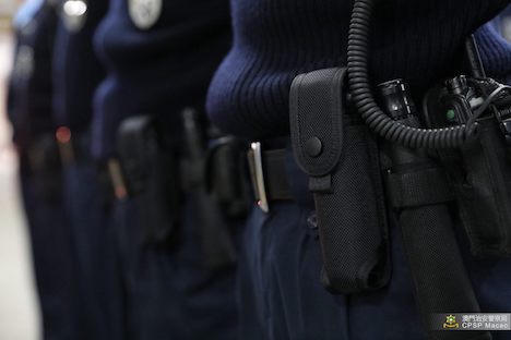 マカオ治安警察局所属の警察官に対する催涙スプレー使用トレーニングの様子（写真：マカオ治安警察局）