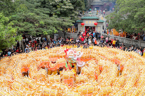 初詣の参拝客で賑わう世界遺産・媽閣廟に現れた巨大金龍＝2019年2月5日（写真：MGTO）