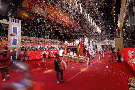 多くの市民や観光客で賑わった春節祝賀パレード＝2019年2月7日（写真：MGTO）