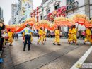 観光客が多く集まるマカオ半島の歴史市街地区で交通整理にあたる警察官=2019年2月5日(写真:マカオ治安警察局)