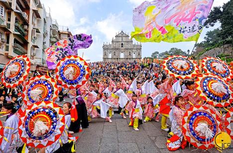 世界遺産・聖ポール天主堂跡前でパフォーマンスを行った「桜道里（オードリー）」＝2019年2月6日（写真：GCS）