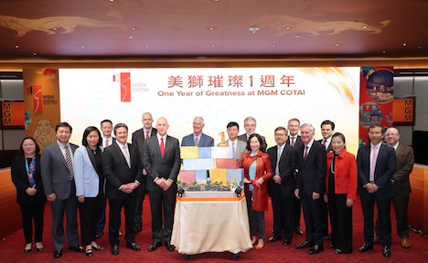 MGMコタイで開催された従業員向けの開業1周年祝賀イベントに参加した運営会社の経営陣ら＝2019年3月6日（写真：MGM China Holdings Limited）