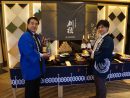 ホテルオークラマカオ「山里」で秋田郷土料理フェア開催予定。「刈穂」のプロモーションに訪れた秋田清酒海外営業担当の東海林氏(右)とD.I.コーポレーションの池田氏(左)=2019年3月22日-本紙撮影