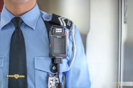マカオ治安警察局が今年第2四半期から前線勤務の警察官に配備する無線機能付き新型ビデオカメラ（写真：マカオ治安警察局）