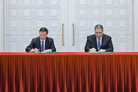 サービス協力協定に署名する（左から）中国銀行の陳四清会長とマカオ特別行政区の崔世安行政長官＝2019年4月2日、マカオ特別行政区本部ビル（写真：GCS）