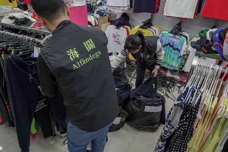 マカオ税関による偽ブランド商品販売店への立入検査の様子＝2019年4月2日（写真：澳門海關）