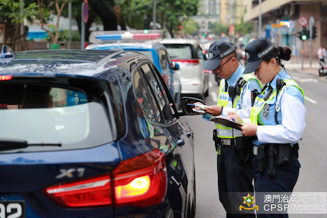 マカオの自動車及びバイクによる歩行者優先義務違反取り締まりの様子（写真：マカオ治安警察局）