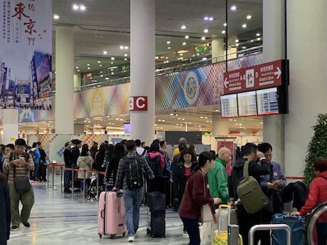 多くの旅客が行き交うマカオ国際空港の旅客ターミナルビル（写真：CAM）