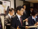 メディアの取材に応じる石井啓一国土交通大臣=2019年5月2日、香港にて本紙撮影
