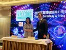 「VR ZONE MACAU」サイニングセレモニーに臨むマカオフィッシャーマンズワーフインターナショナルインベストメントの陳美儀総裁(左)とバンダイナムコアミューズメントの堀内美康取締役=2019年5月20日、マカオフィッシャーマンズワーフにて本紙撮影