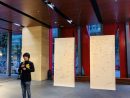 シーズン・ラオ氏とインスタレーション作品『氷蓮図』(マカオ理工学院展示会場)