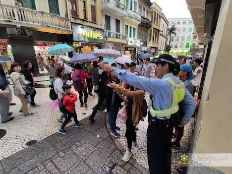 マカオ治安警察局は警察官を増派して交通整理や旅客のサポートにあたるとしている（写真：マカオ治安警察局）