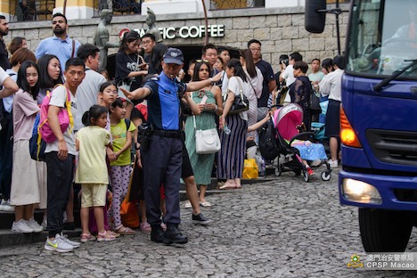 観光名所周辺で交通整理にあたる治安警察局所属の警察官（写真：マカオ治安警察局）