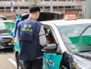 マカオ治安警察局による違反タクシーに対する取り締まりの様子(写真:マカオ治安警察局)