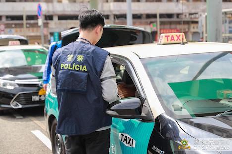 マカオ治安警察局による違反タクシーに対する取り締まりの様子（写真：マカオ治安警察局）