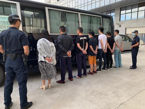 マカオ税関が身柄を拘束した9人の密入境者（写真：澳門海關）