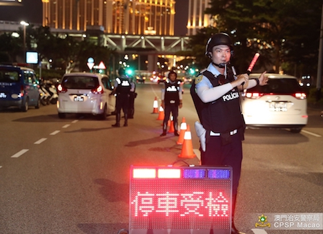 マカオ治安警察局による交通検問の様子（写真：マカオ治安警察局）