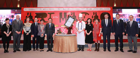 「アートマカオ」記者会見でステージに登壇した村中徳仁さん2019年5月28日（写真：Grand Lisboa Macau）