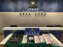 スリの現行犯で逮捕された男2人の所持品から見つかった紙幣等(写真:マカオ治安警察局)