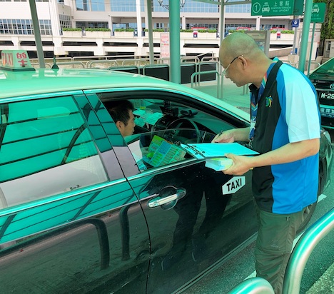 DSATが改正タクシー法施行前後のタイミングで案内チラシをタクシー運転手や市民、旅客に配布する（写真：DSAT）