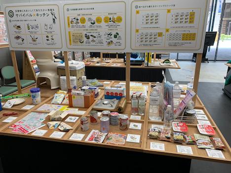 マカオ政府視察団は避難グッズの展示コーナーにも関心を示した（写真：IAS）