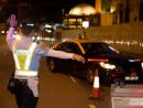 マカオ治安警察局による違反タクシーに対する取り締まりの様子(写真:マカオ治安警察局)