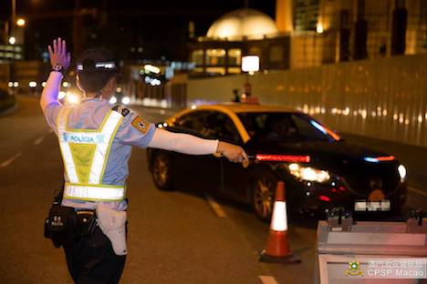 マカオ治安警察局による違反タクシーに対する取り締まりの様子（写真：マカオ治安警察局）